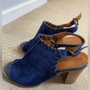 Bella Vita Shoes.Gorgeous suede leather. Made in Italy. Hardly worn Size 8.5